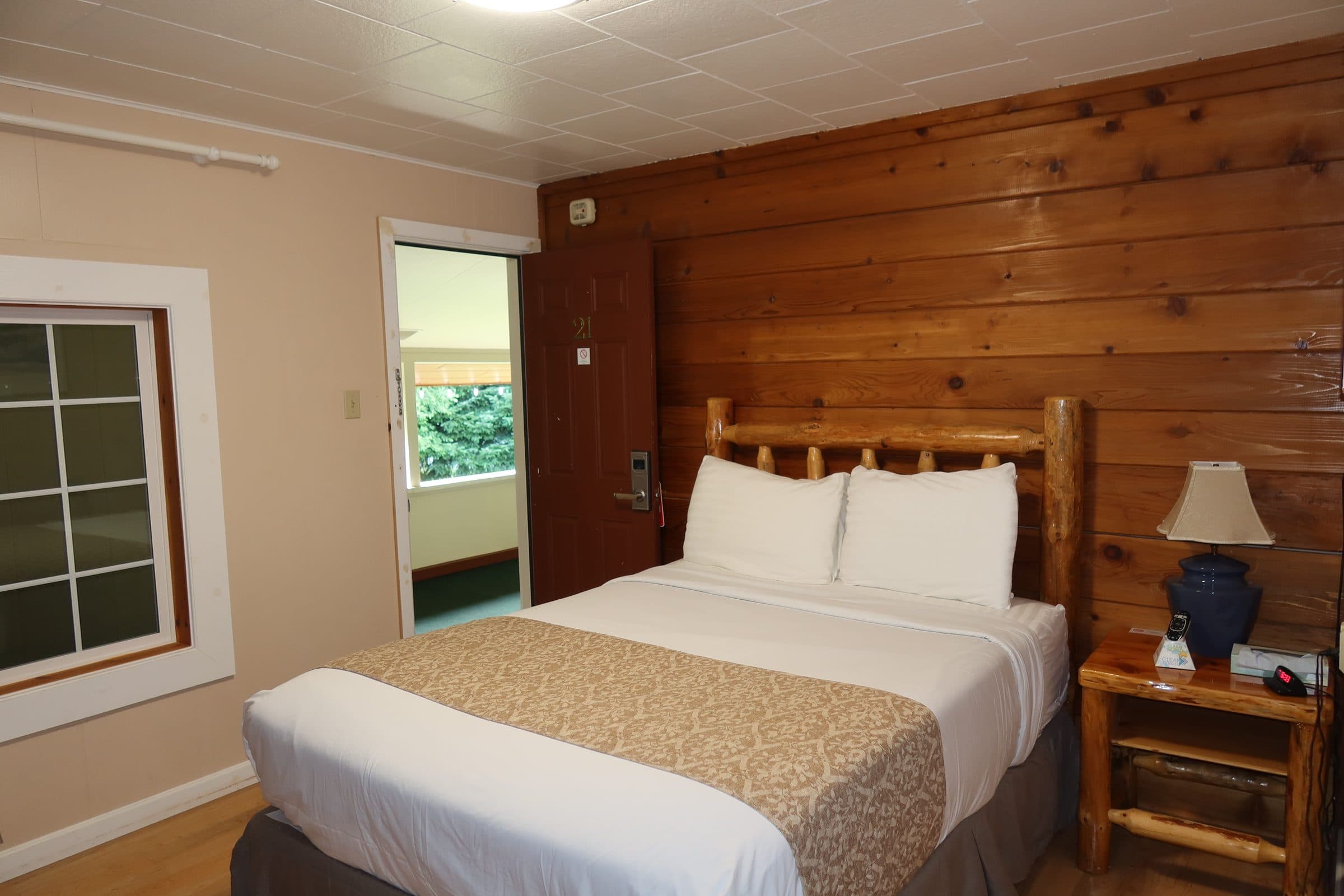 Room #21 interior with 1 queen bed