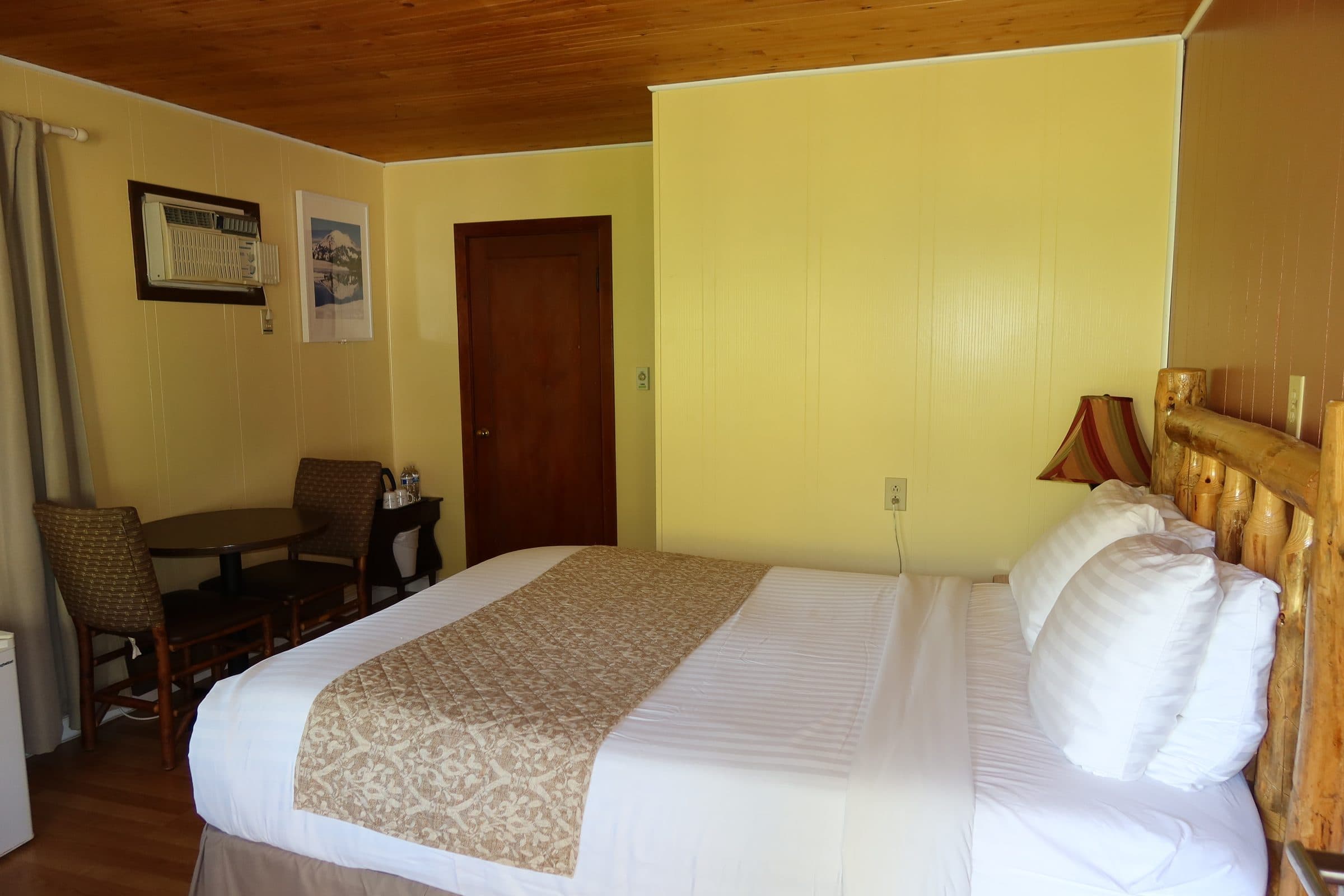 Room #25 interior with 1 queen bed