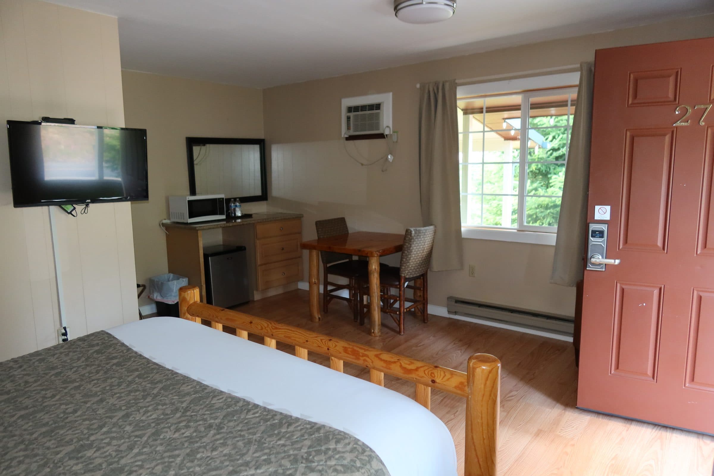 Room #27 interior with 1 queen bed