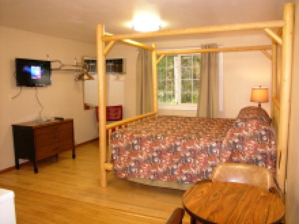 The log four-poster